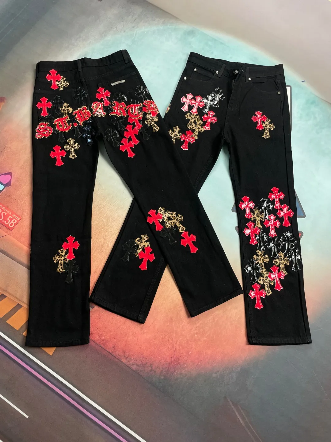 🅿️310 🔘Model No.-KL169 🔘Croxin𝐂𝐡𝐫𝐨𝐦𝐞 𝐇𝐞𝐚𝐫𝐭 CH City Limited Series Leopard Flame Ox King Heavy Industry Jeans* [St. Bart’s City Exclusive] Croxin is a top brand in the fashion world, and these pants are one of the best. It uses the classic Levi's jeans bottom panel, which has been carefully disassembled and spliced. The washed effect is natural, showing a unique retro charm. The pants are based on black and are paired with cross patches with red, silver, and leopard print elements, which have a strong visual impact. These patches are exquisitely crafted and have a luxurious feel. The hardware accessories are ultra-exquisite. The placket buckle is made of silver, hand-polished and painted with distressing liquid. The main buckle has a three-dimensional cross flower shape. The six-pointed star screws and hand-cut leather washers on the back are full of details, which are both beautiful and durable. It is also a limited edition model for the city of St. Barth. The "ST.Barth" letters are uniquely designed and made of overlapping leopard print and patent leather. It is full of three-dimensionality and highly recognizable. The matching suggestions are as follows: Street fashion style: wear a short black leather jacket on the upper body, a black graffiti T-shirt underneath, and black high-top Converse shoes. Wear a black baseball cap, an exaggerated silver metal necklace and a ring, and you will be the focus of fashion when walking on the street. Cool and handsome personality: Wear a red slim-fitting short top and a black loose denim jacket, wear it open. Pair the lower body with these jeans and black thick-soled Martin boots. Wear black sunglasses and a metal bracelet to go to a music festival or party to look cool. Casual fashion style: Choose a white loose sweatshirt, pair with these jeans, and wear white sneakers. Carry a black simple crossbody bag for daily travel, casual and fashionable.  Size: S M L XL (28.30.32.34) Color: Black